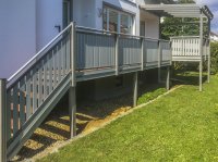 Balkonanbau mit Überdachung und Treppe